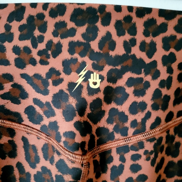 Spiritual Gangsta Bombshell Dream Tech Flare Leopard Print Leggings Size M - Picture 10 of 14